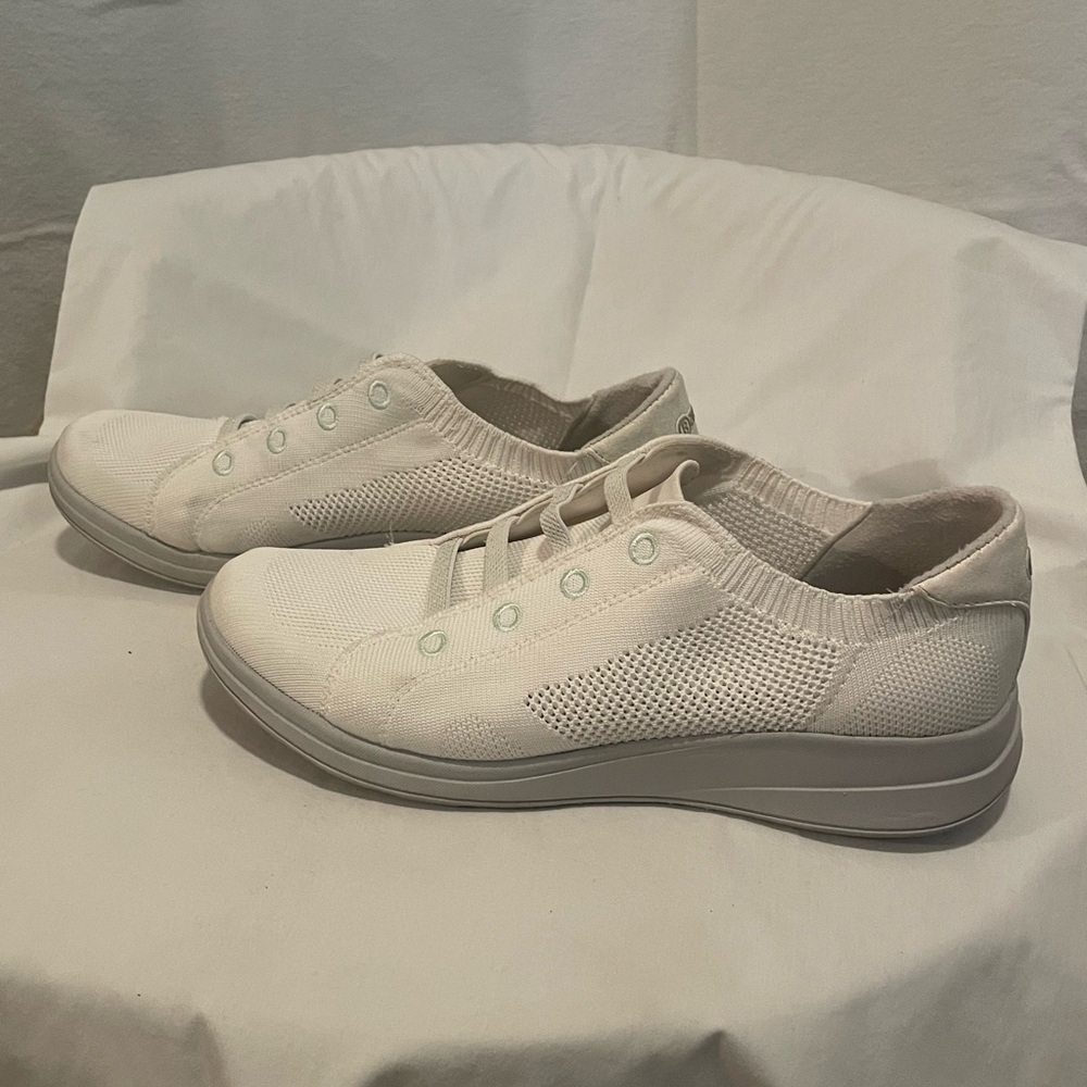 Bzees Women's White Slip-On Sneakers Size 7.5